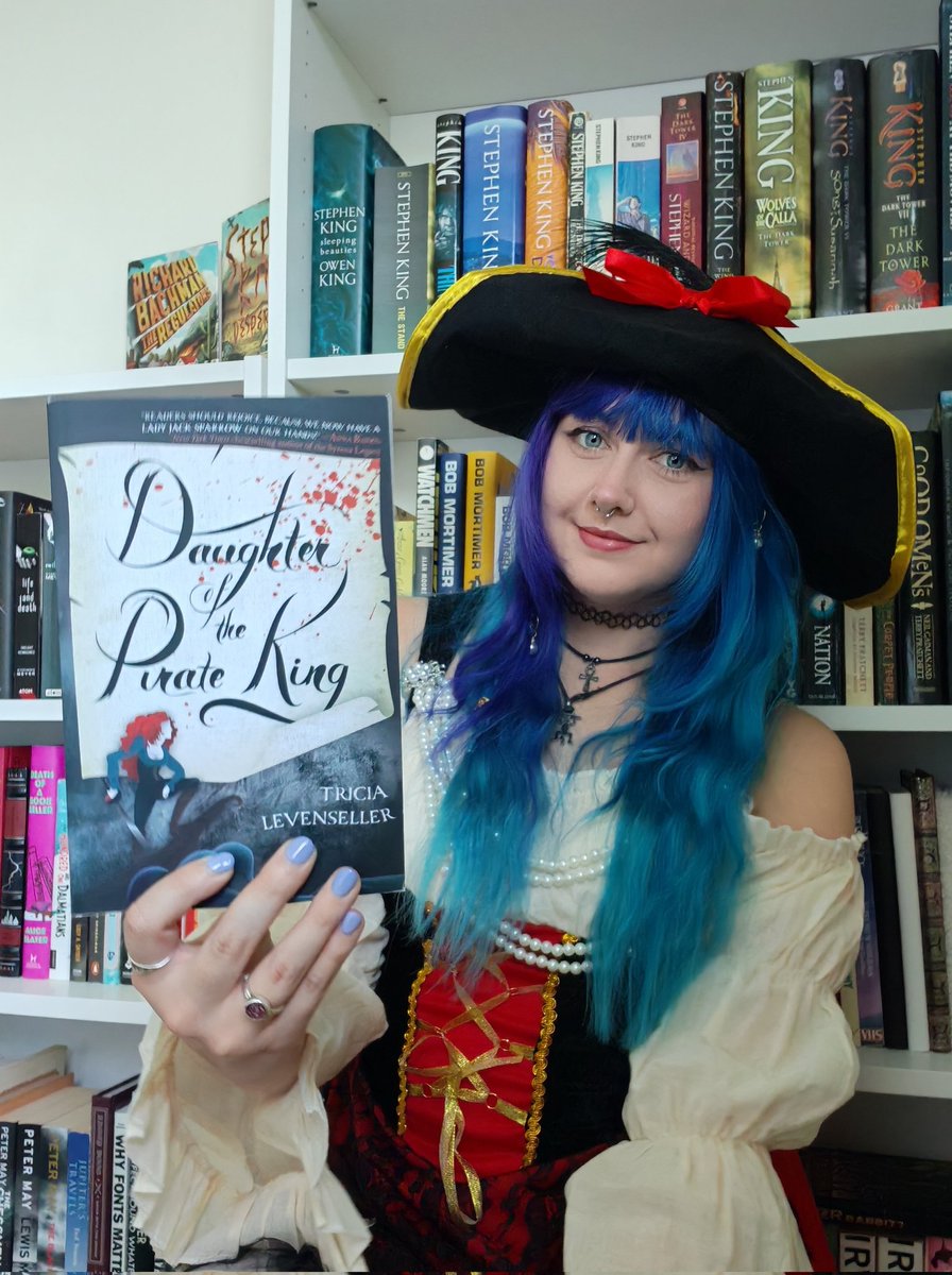 It's the International Sea Shanty Festival in my town and I thought this was the perfect opportunity to match a book with my outfit!
🤭☠️🦜