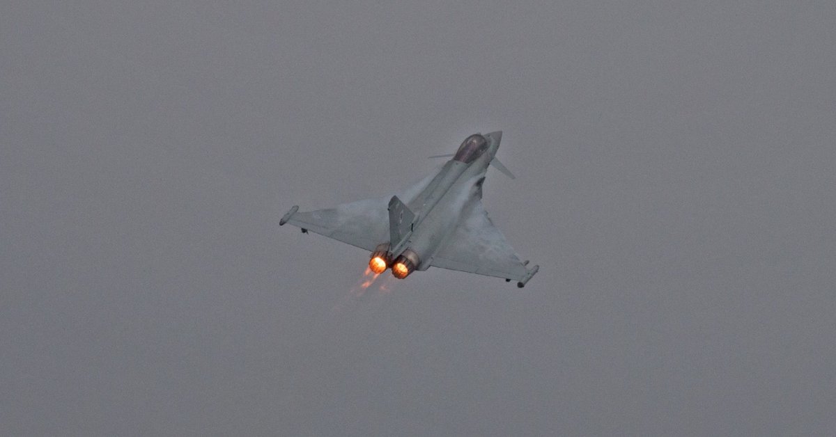 Funtera's tweet image. Next up from @cosfordairshow the immense @RAFTyphoonTeam ripping the sky up #avgeek #RAFCosfordAirshow