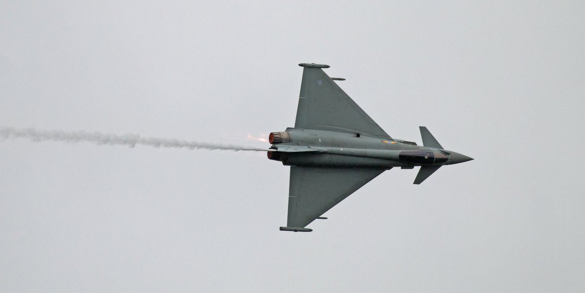 Funtera's tweet image. Next up from @cosfordairshow the immense @RAFTyphoonTeam ripping the sky up #avgeek #RAFCosfordAirshow