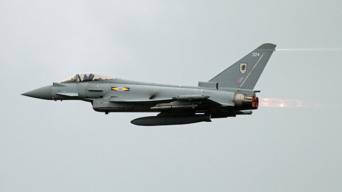 Funtera's tweet image. Next up from @cosfordairshow the immense @RAFTyphoonTeam ripping the sky up #avgeek #RAFCosfordAirshow