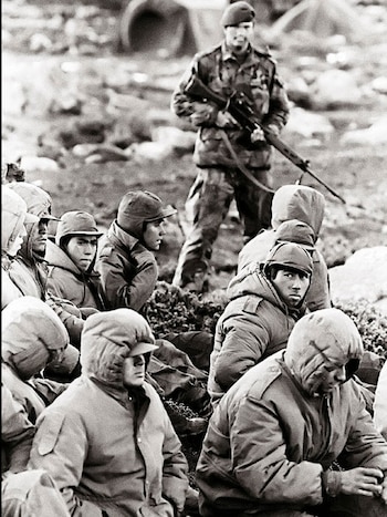 Hace 43 años, las FFAA argentinas se retiraban de nuestras #Malvinas. Gratitud eterna a nuestros héroes que reivindicaron nuestra integridad territorial y soberanía... a pesar de todo.
A no confundirse... son héroes, no son víctimas. 
#MalvinasArgentinas #Mavinas43