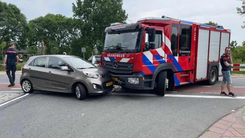 Brandweerwagen met kinderen betrokken bij aanrijding in Rijsenhout