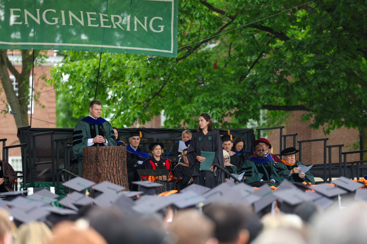 DartmouthWRow's tweet image. “I’ve learned that success — whether in the lab, on the river or in life — depends not on brute force or raw intellect alone, but our ability to move together with purpose.”
Jenna Martin spoke at today’s Thayer Investiture and gave an amazing speech!
#GoBigGreen | #TheWoods🌲