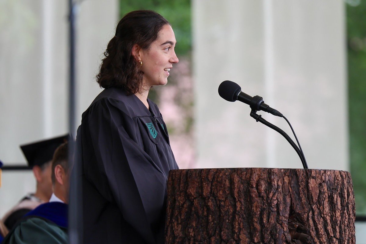 DartmouthWRow's tweet image. “I’ve learned that success — whether in the lab, on the river or in life — depends not on brute force or raw intellect alone, but our ability to move together with purpose.”
Jenna Martin spoke at today’s Thayer Investiture and gave an amazing speech!
#GoBigGreen | #TheWoods🌲