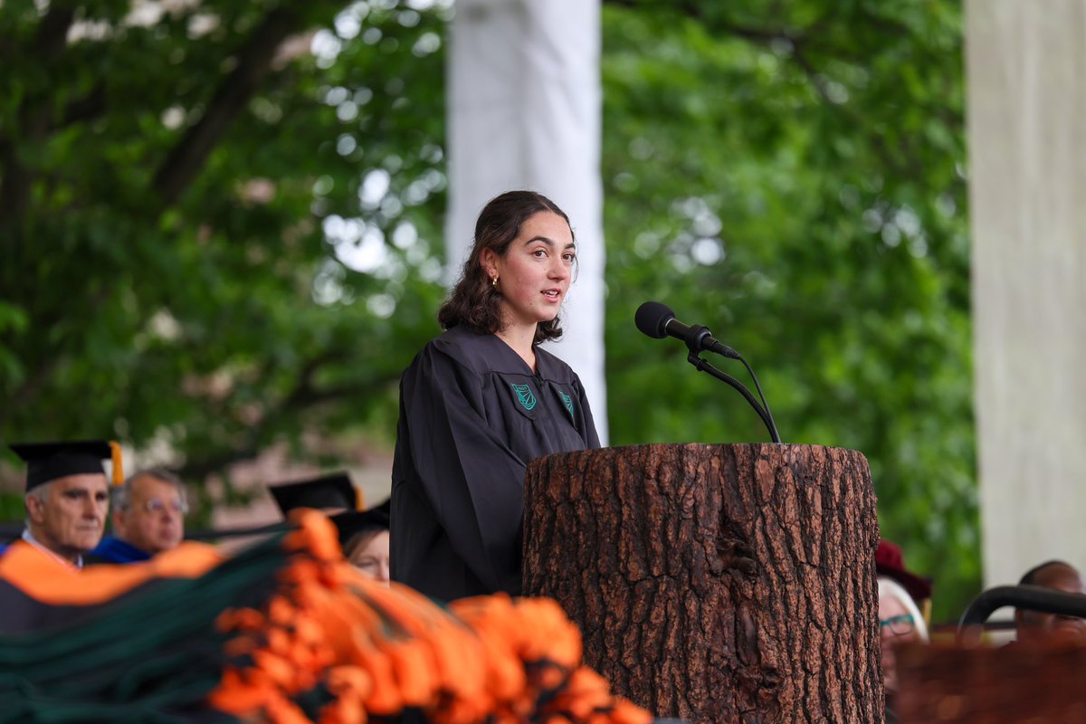 DartmouthWRow's tweet image. “I’ve learned that success — whether in the lab, on the river or in life — depends not on brute force or raw intellect alone, but our ability to move together with purpose.”
Jenna Martin spoke at today’s Thayer Investiture and gave an amazing speech!
#GoBigGreen | #TheWoods🌲