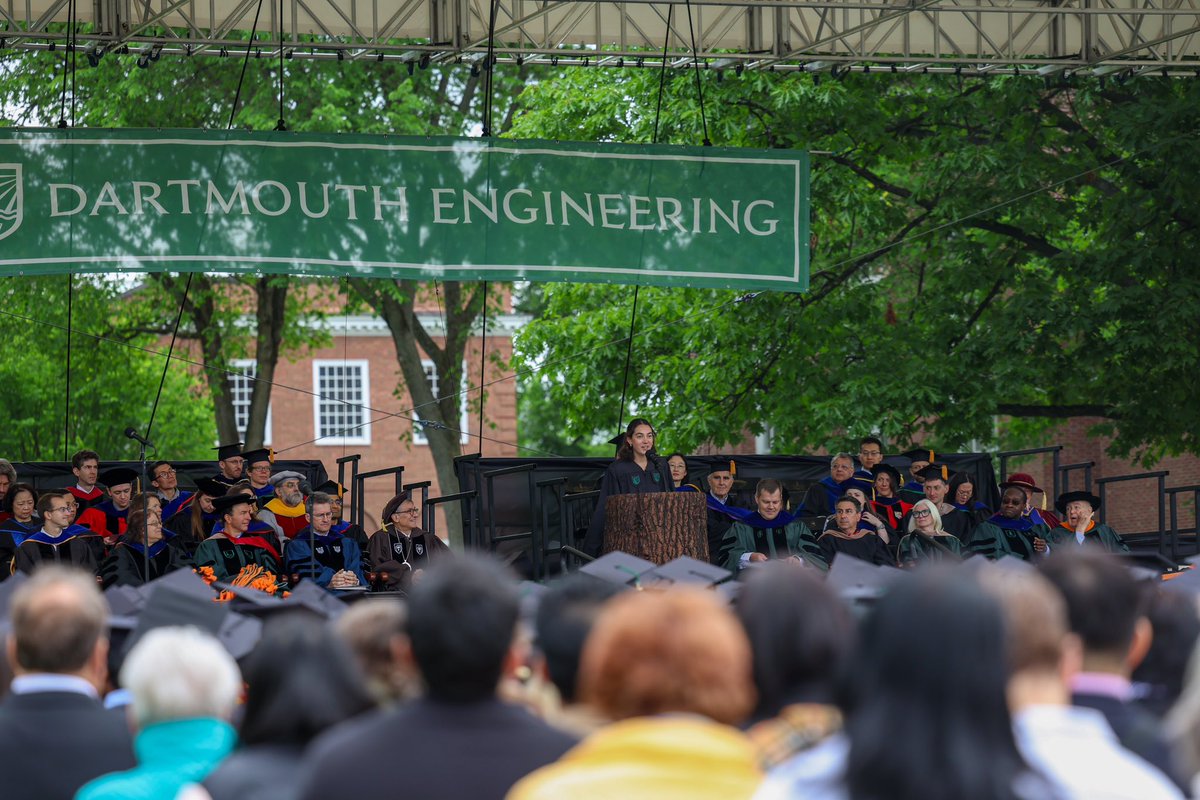 DartmouthWRow's tweet image. “I’ve learned that success — whether in the lab, on the river or in life — depends not on brute force or raw intellect alone, but our ability to move together with purpose.”
Jenna Martin spoke at today’s Thayer Investiture and gave an amazing speech!
#GoBigGreen | #TheWoods🌲