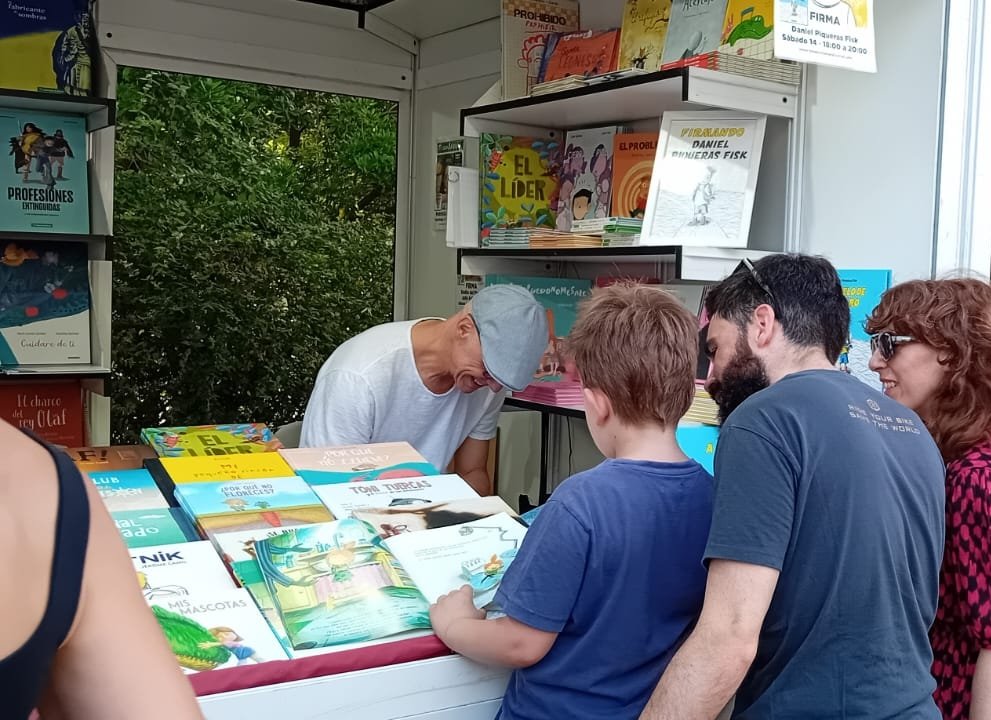 Daniel Piqueras Fisk firmando ahora mismo en nuestra caseta de la FLM.
Pásate y podrás llevarte un ejemplar de A vuelo de pájaro personalizado.