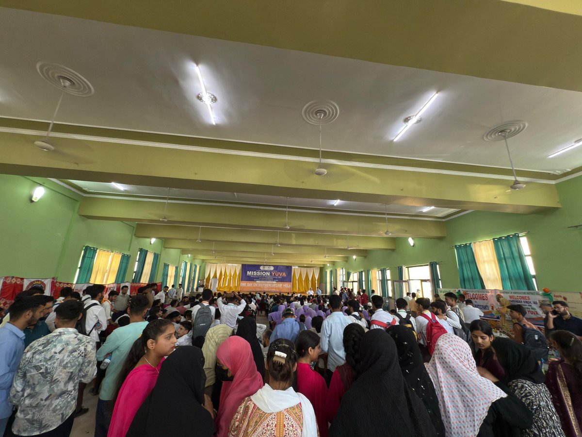 JK_NRLM's tweet photo. SHGs members associated with  JKRLM from Dist Doda participated in a One-Day Entrepreneurship Mela organized by the @DirEmpjk in collab with the District Admi Doda.During the event,the members set up stalls to showcase their exquisite handmade&amp;handcrafted products.@harvinder_ias https://t.co/YkXVrpYy80