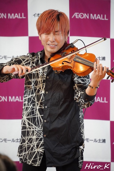 hiro_kero's tweet image. 写真で思い出振り返り♪
5月18日 #イオンモール土浦 での「#sources 🎻🎹🎻ミニライブ」2ndステージより
#加賀谷綾太郎 さん　その4(4/5)
#音楽
#ソーシズ
#ヴァイオリン
#ファインダー越しの私の世界
#写真で奏でる私の世界