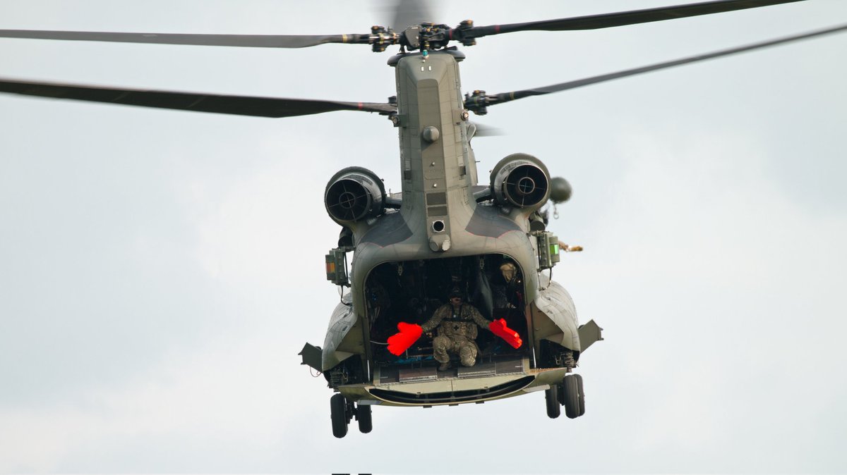 Funtera's tweet image. Here&apos;s the Impressive @ChinookDisplay beating the skies @cosfordairshow #avgeek #RAFCosfordAirshow #wokka #Bladeslap