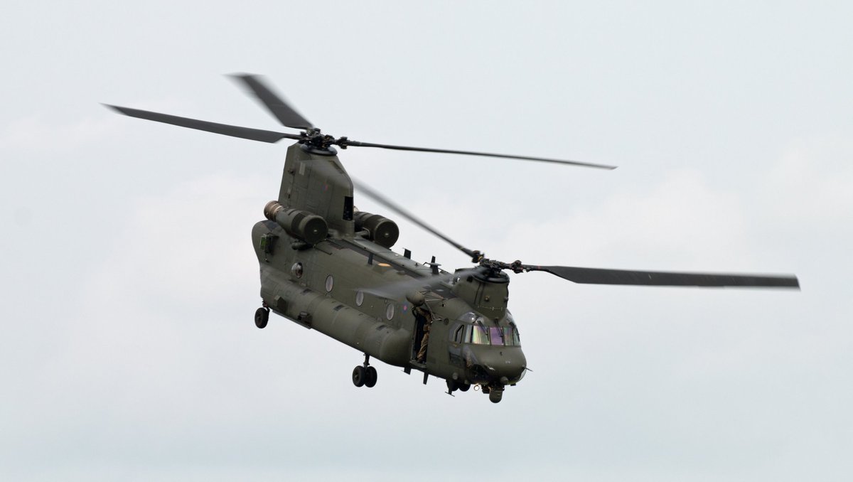 Funtera's tweet image. Here&apos;s the Impressive @ChinookDisplay beating the skies @cosfordairshow #avgeek #RAFCosfordAirshow #wokka #Bladeslap