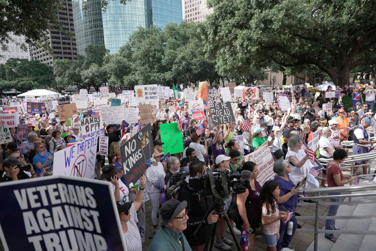 jorgebarrivivas's tweet photo. #NoKings #SinReyes
Protestas contra #Trump en más de mil ciudades de Estados Unidos y otras en Inglaterra, Francia, Portugal...🌎 https://t.co/Vh5M03krjq