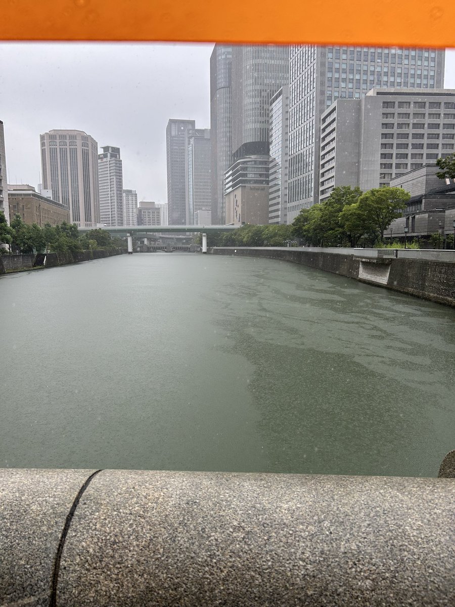samurai0205hide's tweet photo. 雨の日の美術館良いですね　大阪市立東洋陶磁美術館に行って来ました。

#大阪市立東洋陶磁美術館 #美術館 #雨 https://t.co/lhOOHlEgDu