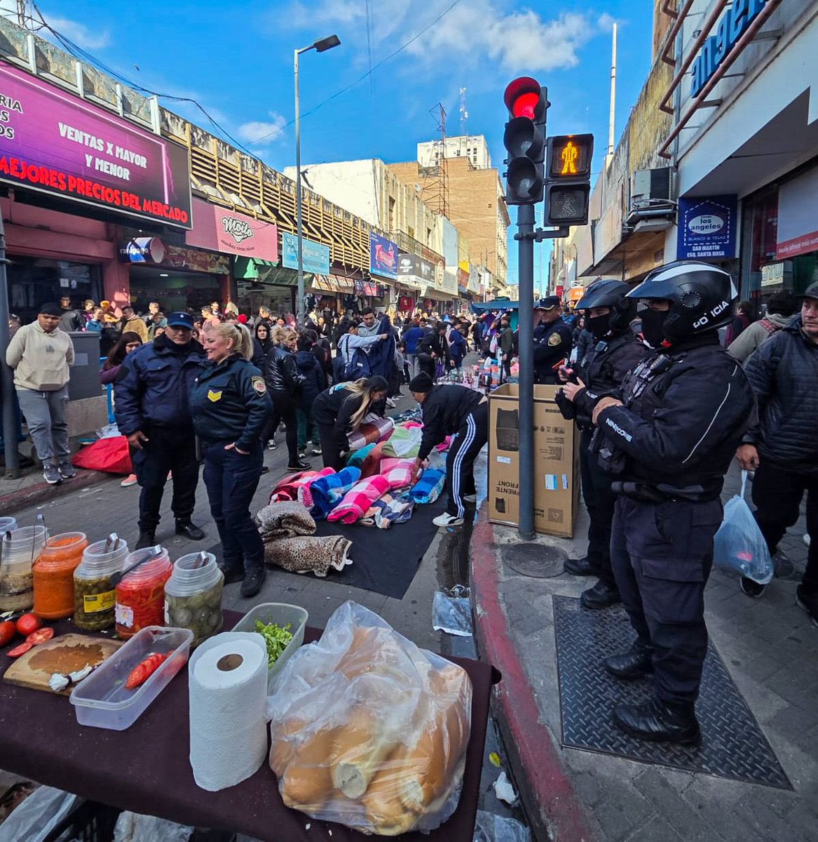 🛂 Se realizó un operativo de fiscalización y control por el Día del Padre: se secuestró mercadería a 64 puestos ilegales en la peatonal. 

👮‍♀️ El Ente de <a href="/FiscyControlCBA/">Ente Municipal de Fiscalización y Control</a> junto a Infantería y la <a href="/PoliciaCbaOf/">Policía de Córdoba</a>, desalojó más de 60 puestos ilegales y 33 parrillas de la peatonal.