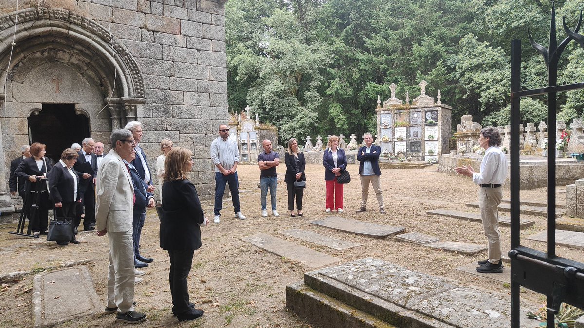 beni_salgado's tweet photo. Celebración en Moldes, Borrobás, en Terras do Carballiño. Homenaxe no cemiterio da igrexa románica de SanMamede, ao arqueólogo #ManuelChamosoLamas, responsable da súa restauración nos anos 40, e a #AntónLosadaDiéguez, filósofo, integrante das Irmandades e impulsor da revista Nós. https://t.co/Nwy5fP4F2x