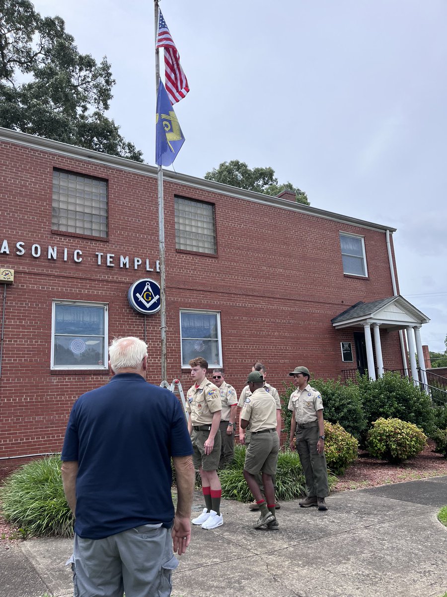 Proud of these scouts from Troop 609 who lowered an old US flag and raised a new one in its place as part of a Flag Day ceremony at the Statesville Masonic Lodge earlier today. 🇺🇸🇺🇸🇺🇸 #FlagDay #usa #scouting