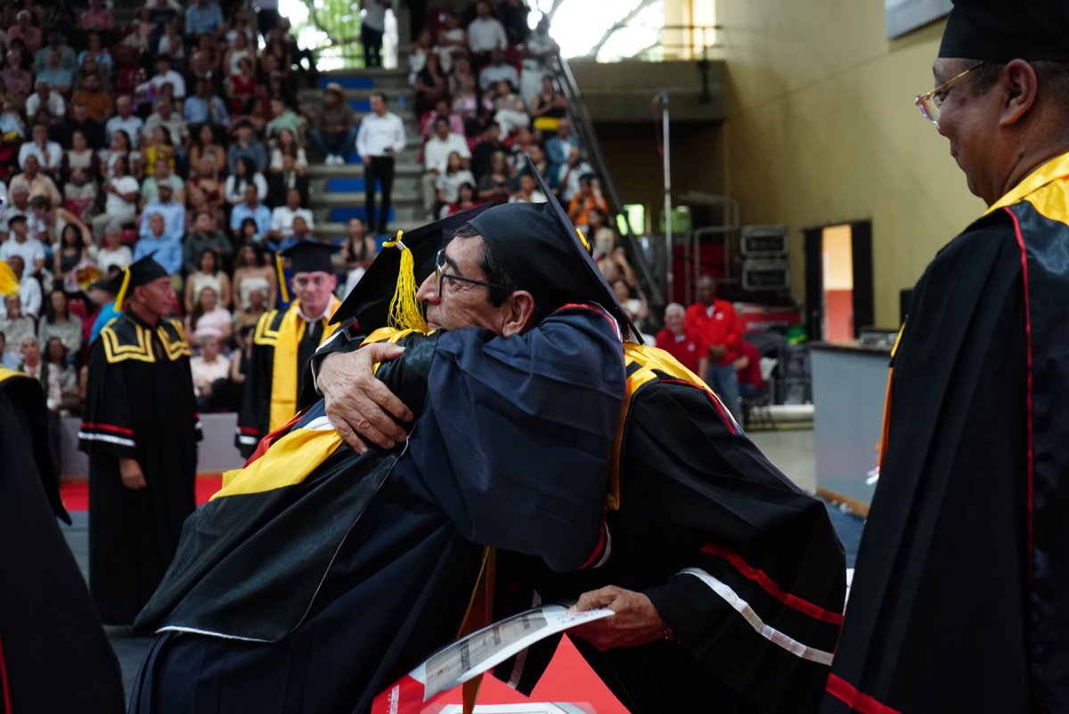 mellacaicedo's tweet image. No me cabe la felicidad en el cuerpo. Cierro un momento profundamente importante y hermoso en mi vida: me gradúo como Doctora en Humanidades de @univallecol.

Agradezco con el corazón a mi familia, a mi esposa, a mis hijos, a mi mamá, hermanos, sobrinos, amigos y amigas que me…