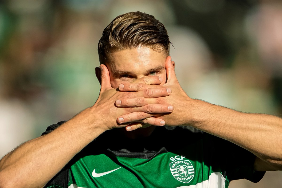 🚨 The message coming from those close to Man United is that Viktor Gyokeres is giving priority to Arsenal. It's not a "No I'm not coming to Man United", it' just him prioritising Arsenal assuming they can do a deal, and what happens with Benjamin Sesko. [<a href="/FabrizioRomano/">Fabrizio Romano</a>, YT]