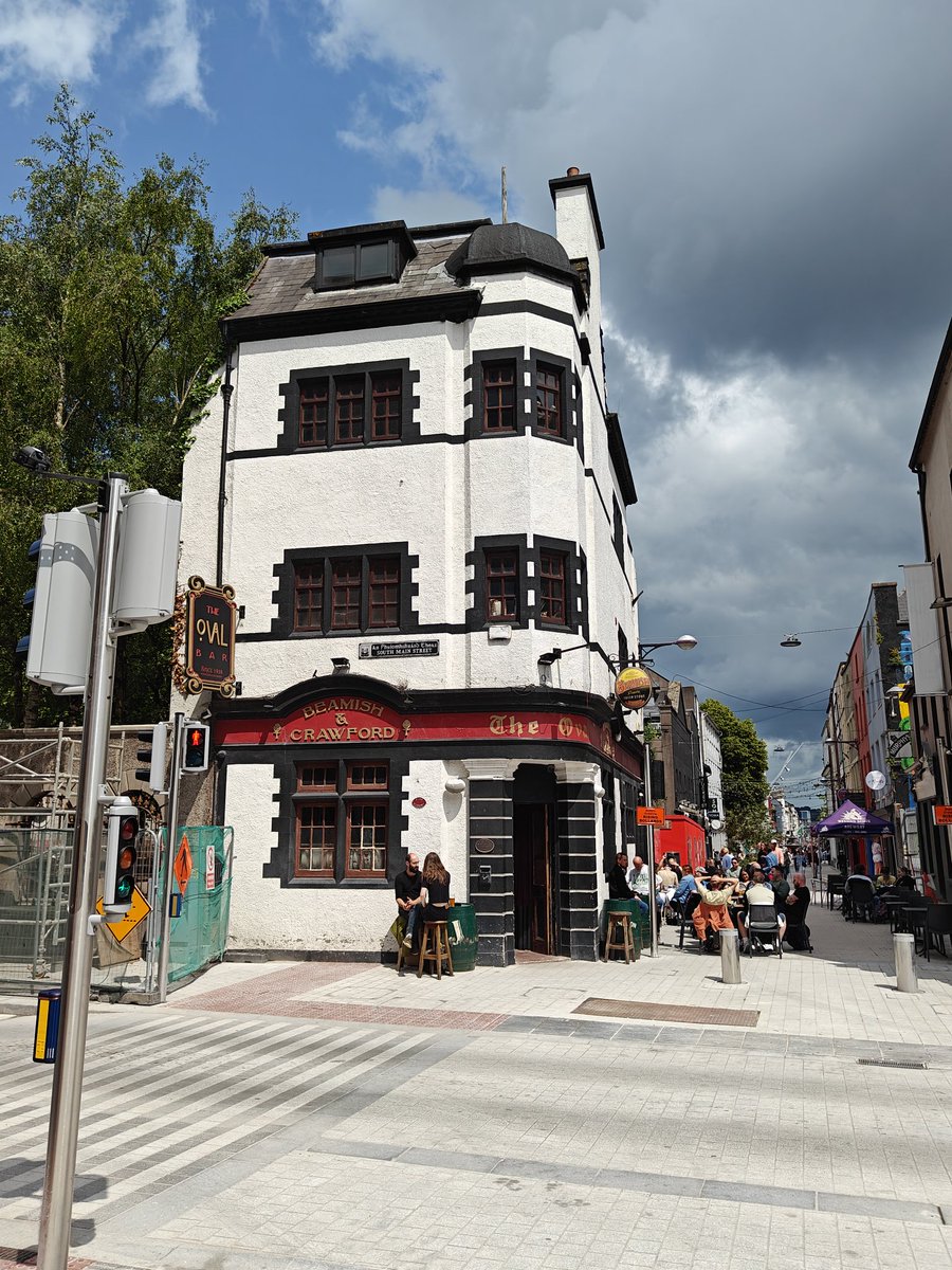 RebelStout's tweet photo. €5.80 Beamish in dá Capital of the People's Republic of Cork. 8 on dá Richter scéal. The Oval, South Main Street. Such a beautiful bar, with choice of daily newspapers to read. https://t.co/ibR5etEQ1j
