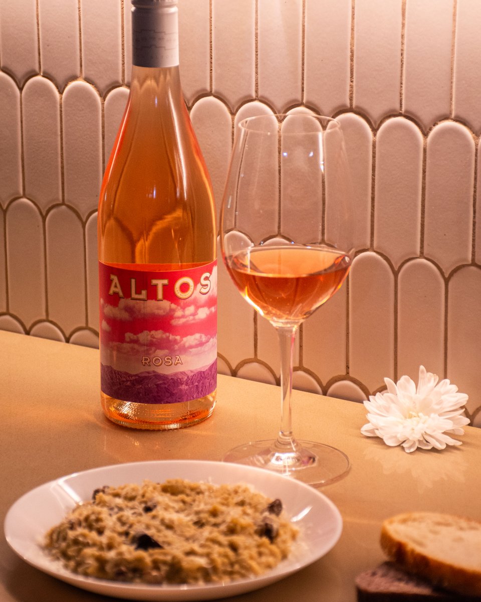 ALHmalbec's tweet image. Hoy celebramos el Día internacional del Vino Rosado con una propuesta de maridaje espléndida: nuestro Rosa de Bonarda con el platito de arroz carnaroli, hongos, reggianito y provenzal de Cocina Gardenia. 

Un vino con la acidez justa para acompañar este plato de textura cremosa.