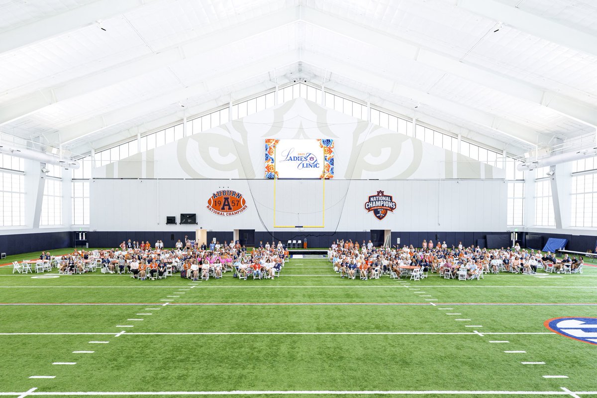 CoachHughFreeze's tweet image. Cmon!!!! Huge shoutout to all the ladies who joined our 2025 Ladies Clinic!!! What a great day spent with the most dedicated & passionate fans on the Plains — you are the heart of the Auburn Family!!!! #WDE #2025LadiesClinic