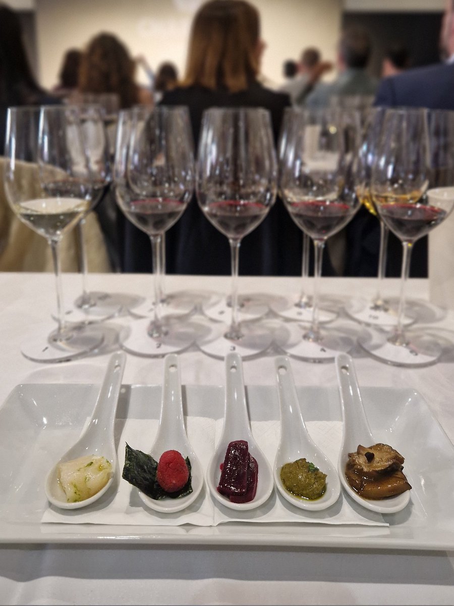 Convención comercial Junio 2025 • Vila Viniteca 🍷

Maravillosa cata de Bordeaux de la mano de François Chartier maridada con la increíble cocina del chef Jose Luis Paredes 😍

#wine #winelover #bordeaux #vino #vilaviniteca #winepairing