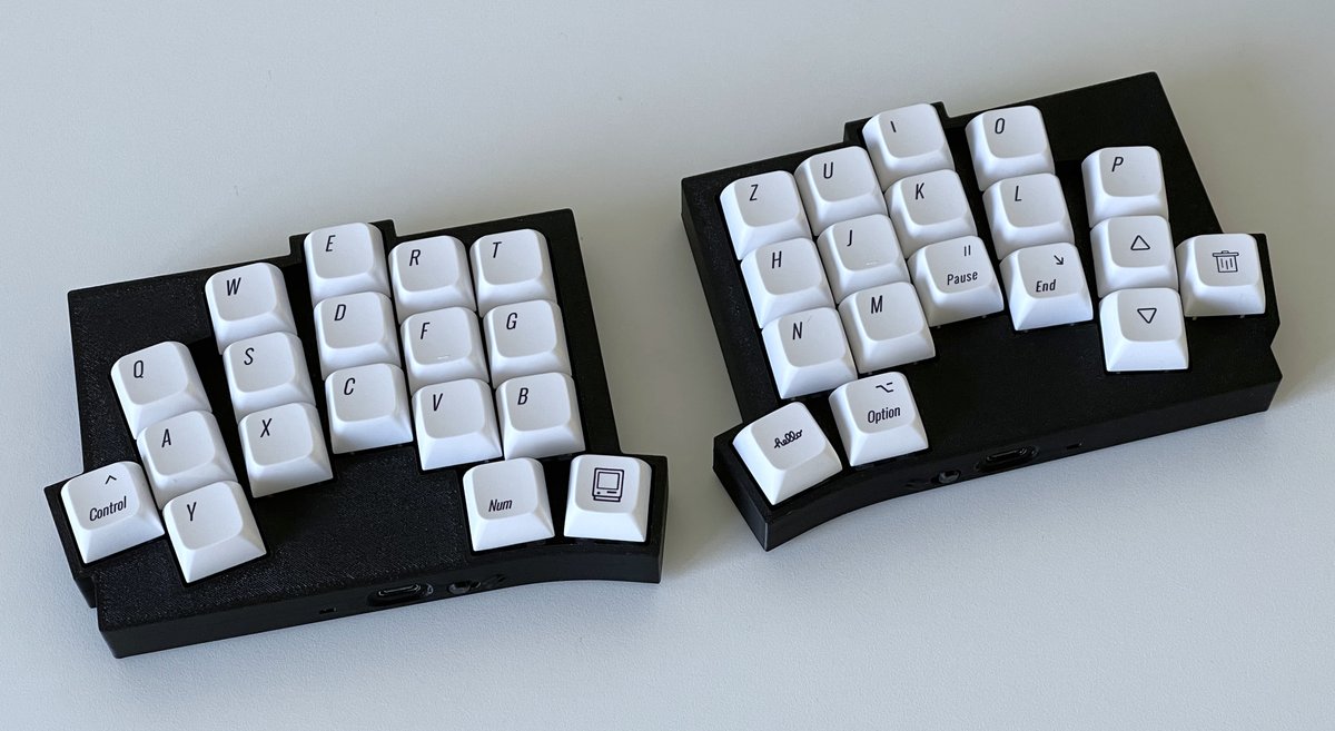 Finally open-sourced my custom keyboard that has been my daily driver for the past 6 months. It is a 36-key   wireless split keyboard you can build for yourself.

github.com/flhps/splaybre…

#mechanicalkeyboard #ergomechkeyboard #zmk