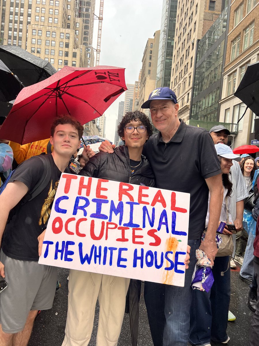 BilldeBlasio's tweet image. A message from the 100,000 New Yorkers gathered today:
“We see you, Donald”
#NoKingsDay