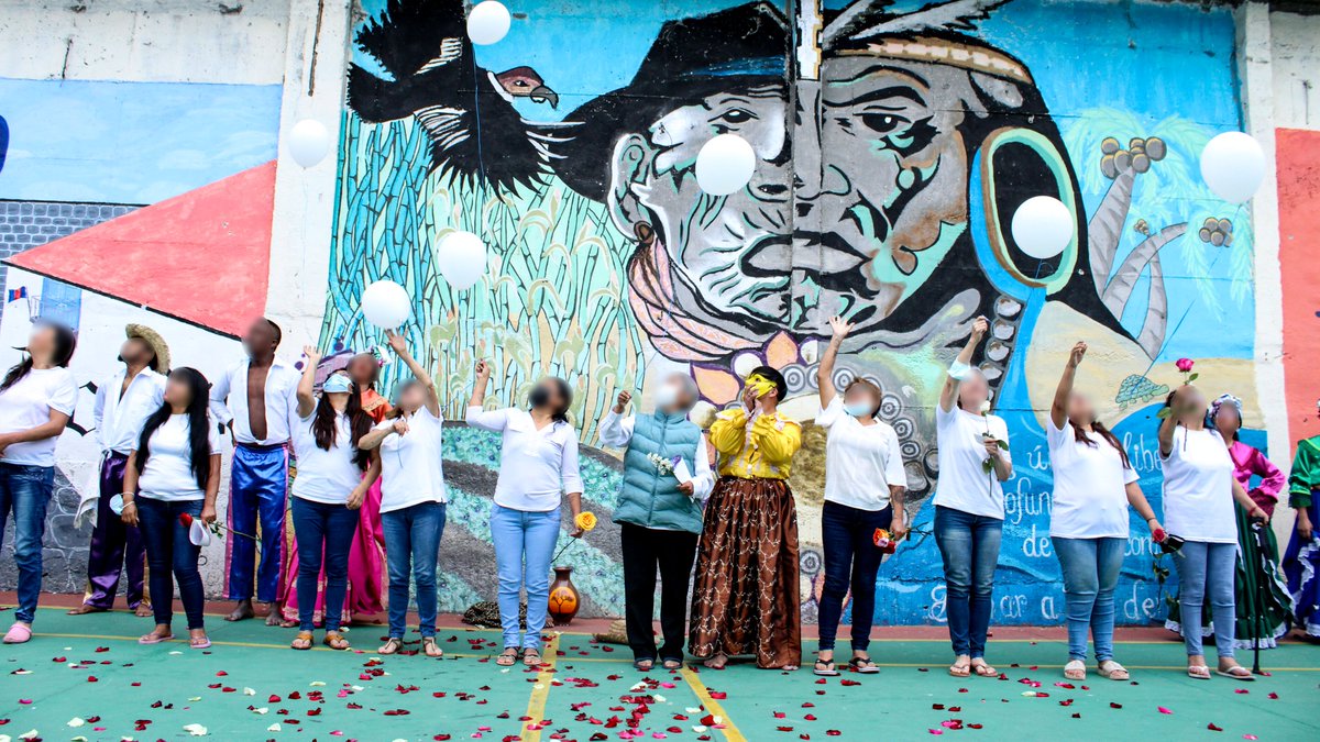 SNAI_Ec's tweet image. Como un acto simbólico de amor a sus familiares, un grupo de internos del #CPPL junto con sus seres queridos lanzaron globos hacia el cielo. Durante la puesta en escena enfatizaron el rol de la familia en sus vidas y ovacionaron a los  padres por su día. 
#RehabilitaciónEfectiva