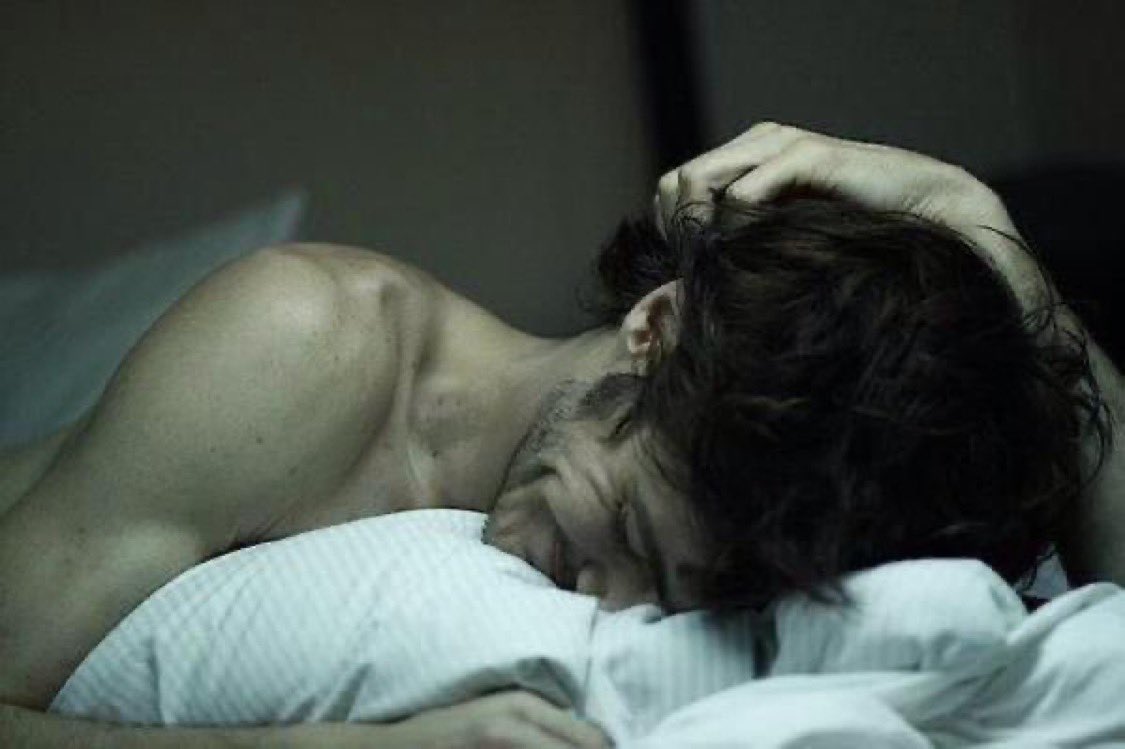 wrathlambs's tweet photo. hannibal snaps this shot of will finally happy, free, and entirely himself one gloomy morning spent in bed in their hideaway beach house post-fall https://t.co/bp8Abgl160