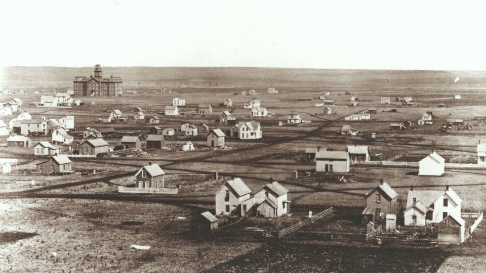 stanleynewbrick's tweet photo. Lincoln, Nebraska 📸 1871

A bunch of settlers &amp; the homes they built next to a building the found https://t.co/lmasIbeqfO