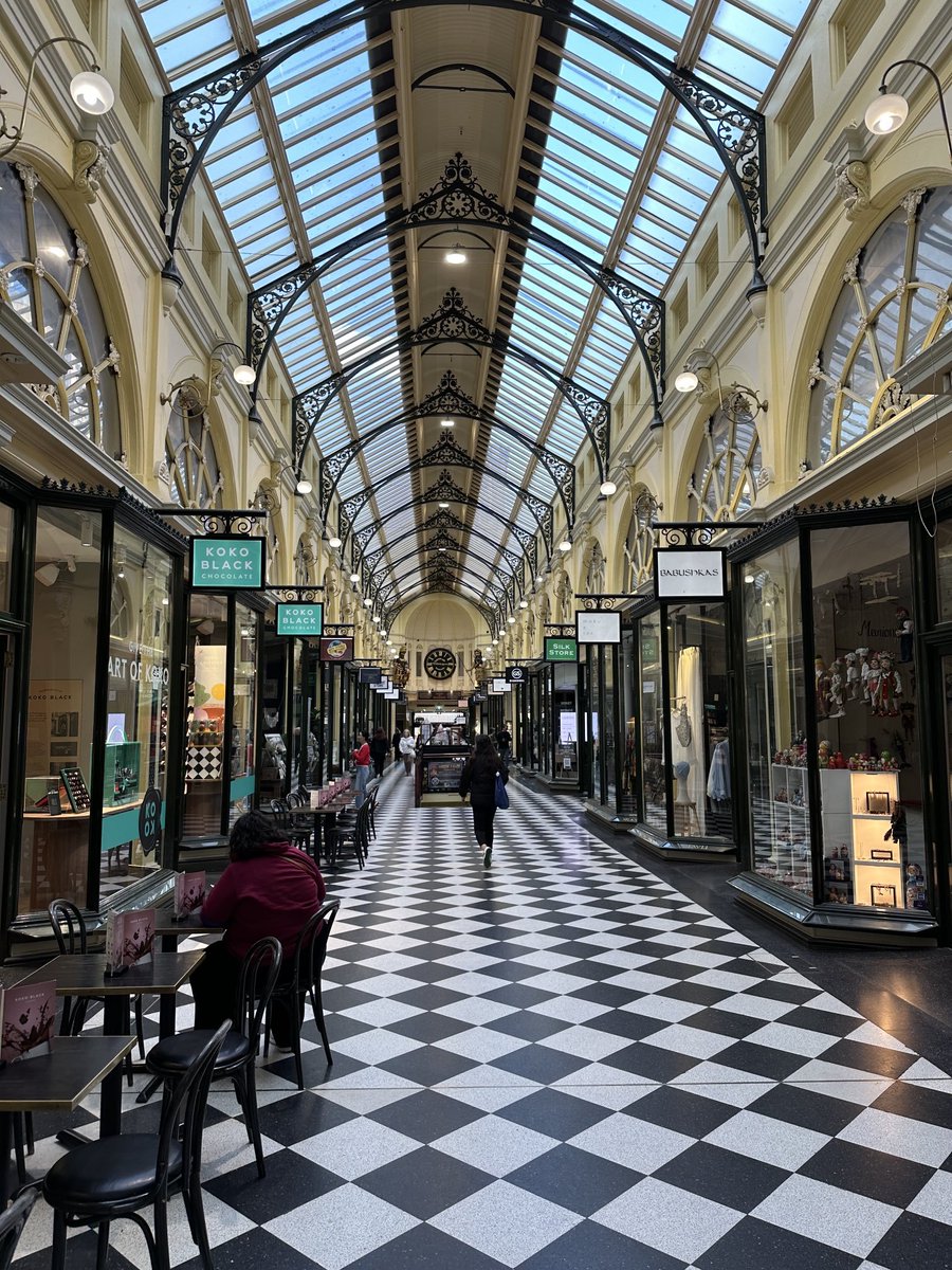 街角の風はとても穏やかで、窓の明かりはとても暖かい