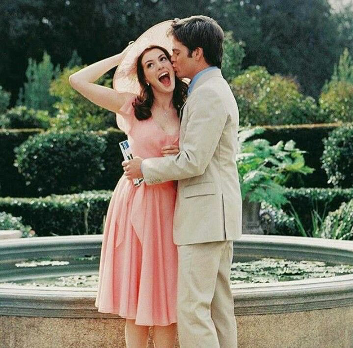 anne hathaway and chris pine on the set of 'princess diaries: royal  engagement'