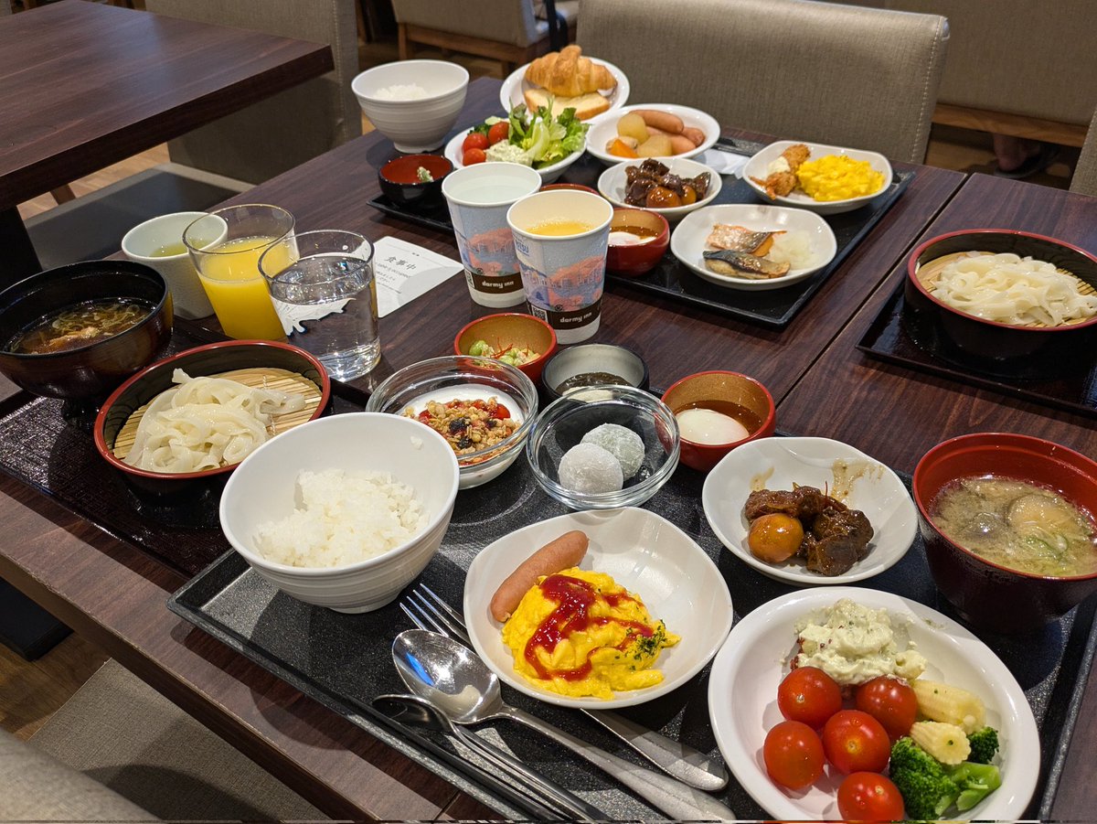 toggleholdings's tweet photo. 盛り付けセンスは一旦置いといて、1巡目。2巡目のリピートを選抜するために1巡目を食べてるまである。

「鳥もつ煮」と「おざら」
美味しかったです🤤 https://t.co/r478ixlxrH