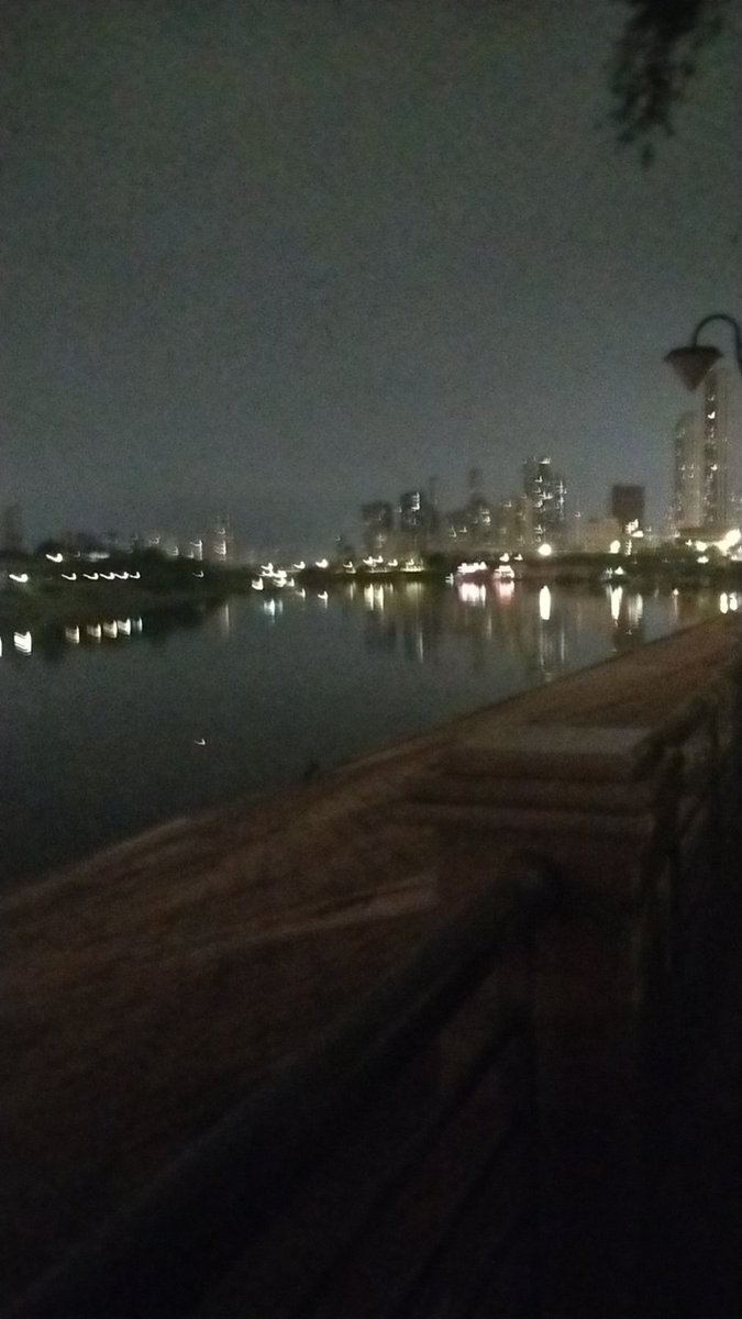 拔了颗智齿涨疼了3天，晚上也睡不着！天天去跑步转移疼的注意力！也是倒霉！两颗横着长的骨埋伏阻生齿！拔的时候伤到骨头了，都找名医拔的，还是疼！好烦！