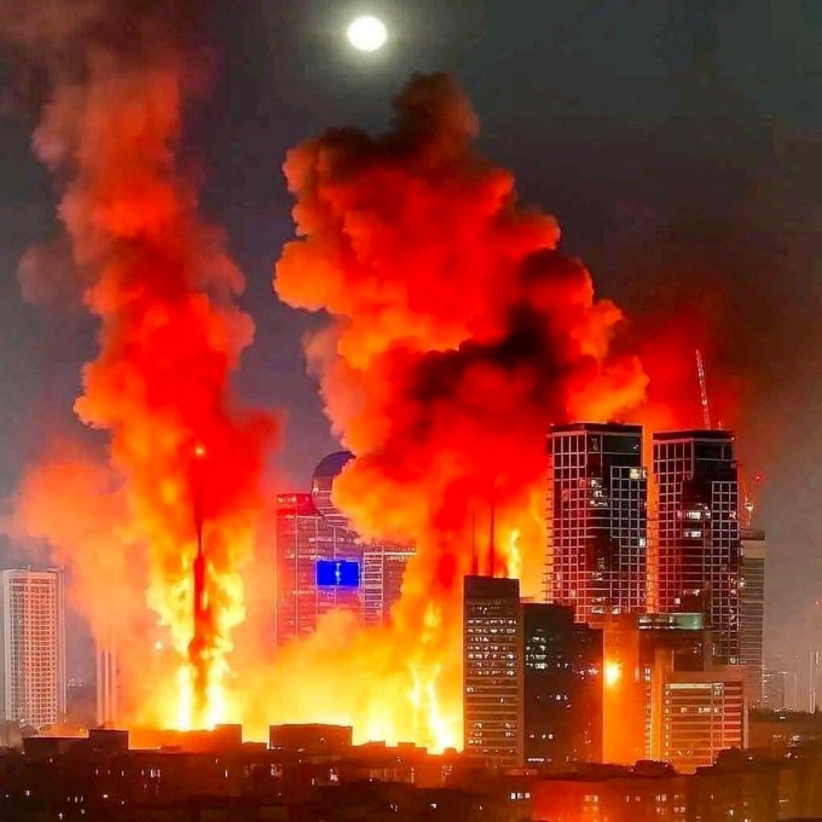 Her zaman bebekler çocuklar mı yanacak gün gelir yananın yaktığı vakit gelir
#TelAviv