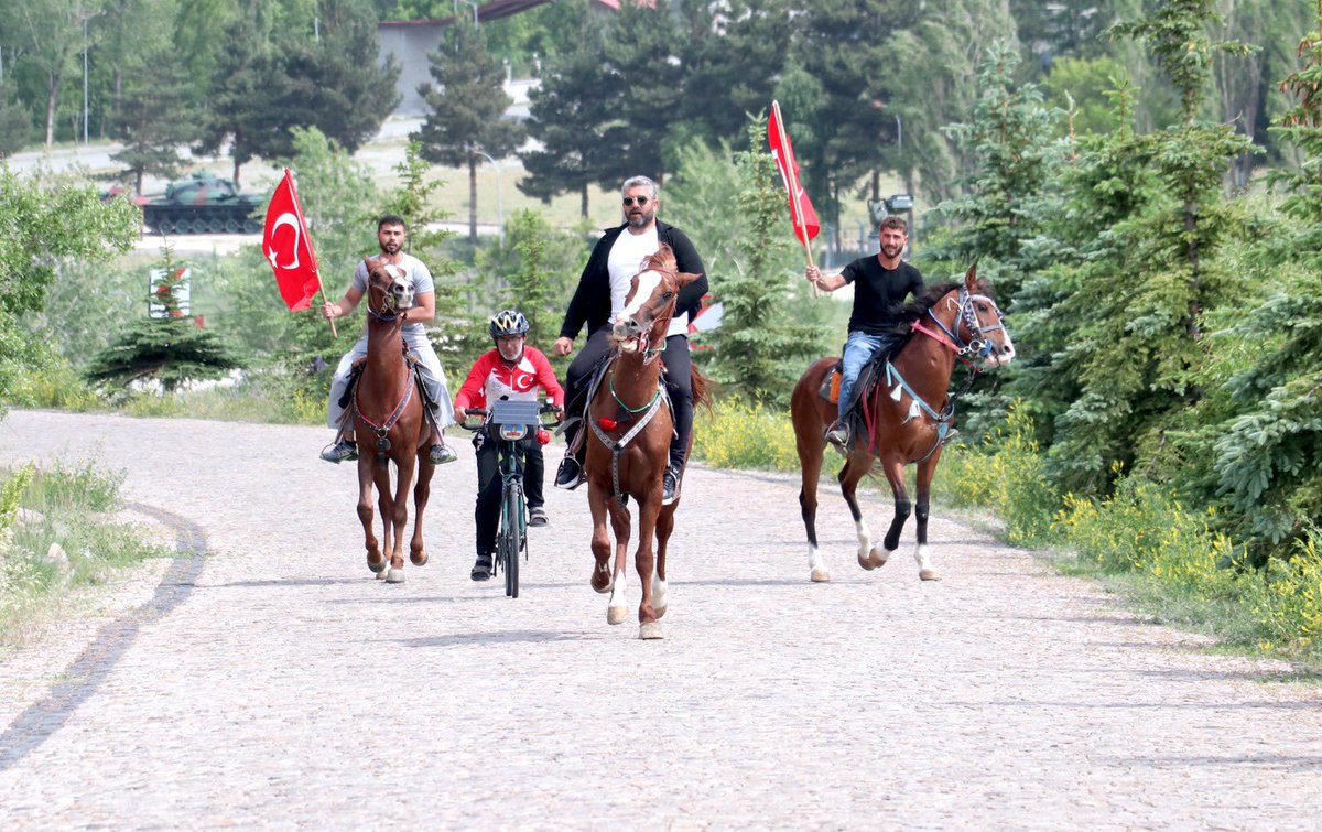 🇹🇷 Şehitlere Vefa İçin Binlerce Kilometre Pedal Çevirdi!
Milli Bisiklet Sporcusu Orhan Kotluk, 2005 yılından bu yana şehitlerimize vefa ve toplumsal farkındalık amacıyla düzenlediği bisiklet turlarına bu yıl Erzurum’u da ekledi. Orhan Kotluk, İl Müdürümüz tarafından karşılandı.