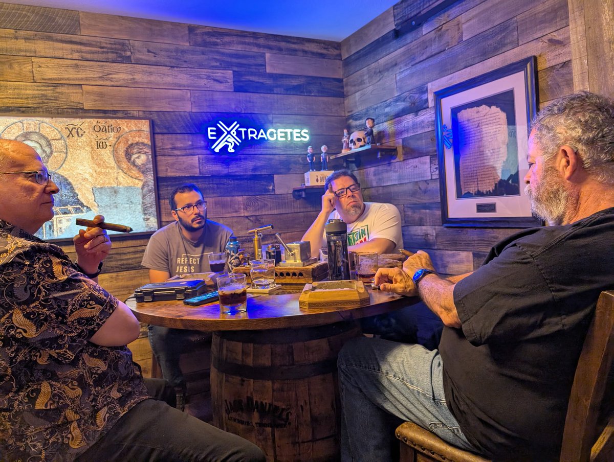 EdKomoszewski's tweet image. A meeting of the manuscript minds.