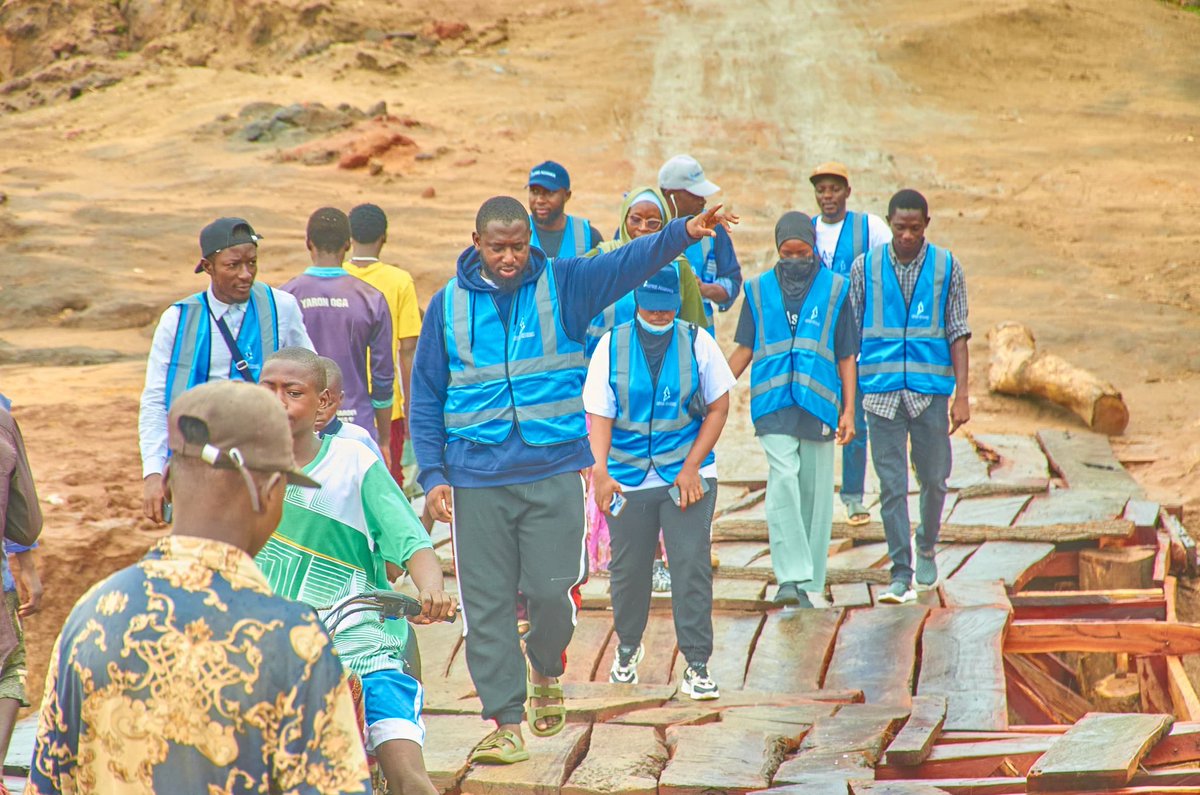 lilammaar's tweet photo. In the face of adversity, kindness knows no bounds. Our volunteers are working tirelessly to bring support and hope to those affected by the floods. Every paddle stroke, every smile, and every helping hand makes a difference.
#AANY
#Mokwa
#MokwaFlood
#MokwaFloodVictims https://t.co/oWKMyOec3Q