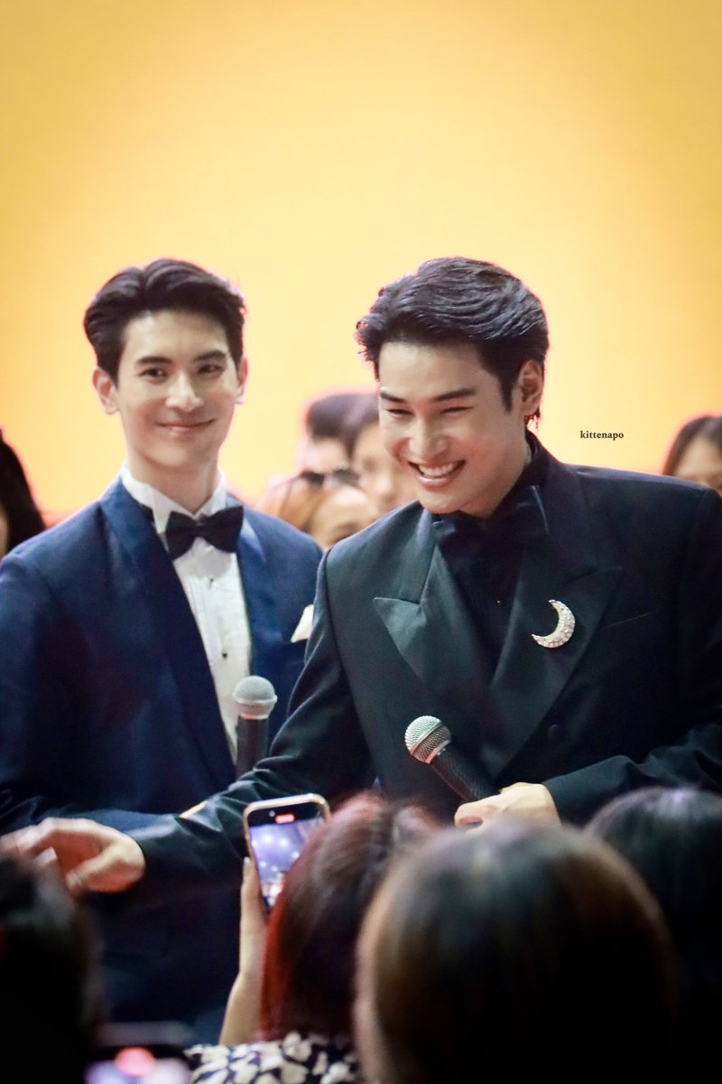 kyozahangdong's tweet photo. พี่สนหล่อว่ะ มาดแกแบบดาร๊าดารา
ยัยอาโปเปลี่ยนสีหน้าไปสิบแบบ พี่แกยังยิ้มหล่อเหมือนเดิม555🤣

#ApoNattawin
#SonYuke 
📷kittenapo https://t.co/uPJBF29DPB