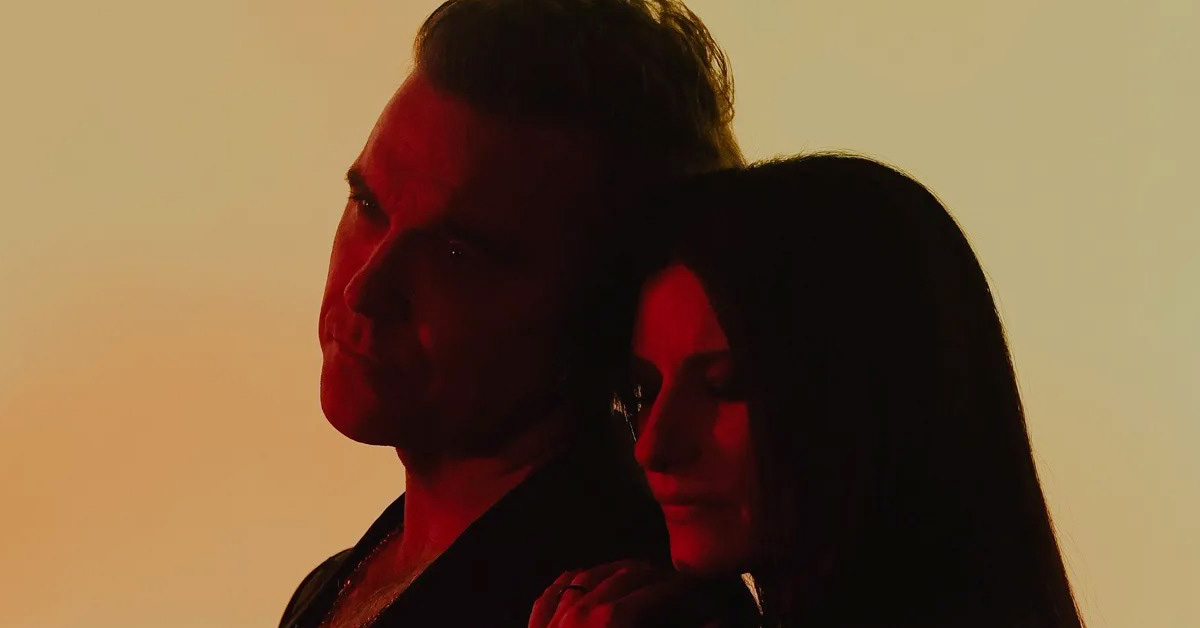 "Desire" : le nouveau single de <a href="/robbiewilliams/">Robbie Williams</a>
en duo avec <a href="/LauraPausini/">Laura Pausini</a> pour la #FIFAClubWorldCup   

Tout savoir sur cet événement : robbiewilliamslive.com/news/britpop/d…
⚽️ + 🎹
