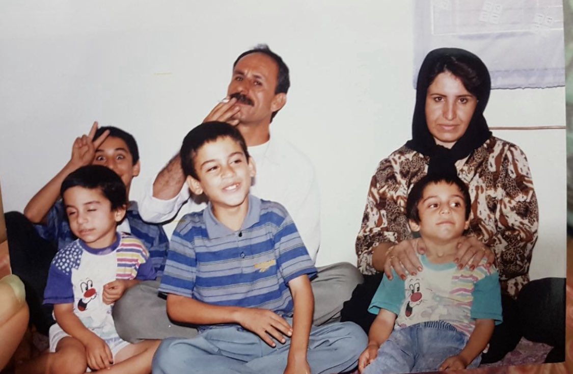 مامانم واسم تعریف کرد که خواب نوید رو دیده.
گفت خواب دیدم یکی تو حمومه رفتم دیدم نویده.
حوله آبیش تنشه و داره خودشو خشک میکنه.
گفتم عزیزم قربونت برم تو اینجایی؟گفت آره حموم بودم.
گفتم بیا تو بغلم دورت بگردم.
محکم گرفتمش تو بغلم و لباشو بوسیدم.
از خواب پریدم دیدم دستامو محکم تو