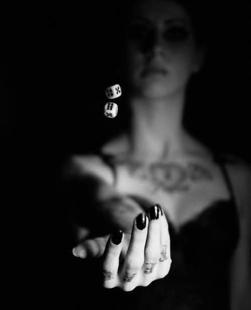 همس 🎲

كأنها
الجائعَة وأنت قوْتها
أو كأنك لغتها وهي سانك

إن لغة
الصمت هي إحدى لغاتي
والصمت عنوان أسطره في أبياتي

فليس
من الضروري
أن أتكلم حتى تفهم محتوياتي

فمن
لم يفهم صمتي
فكيف سيفهم كلماتي

فبإمكانك
أن تنظر في حروفي
فتجد جميع إجاباتي

نسيمة وهمساتها ♠️✍️ #مساء_الخير