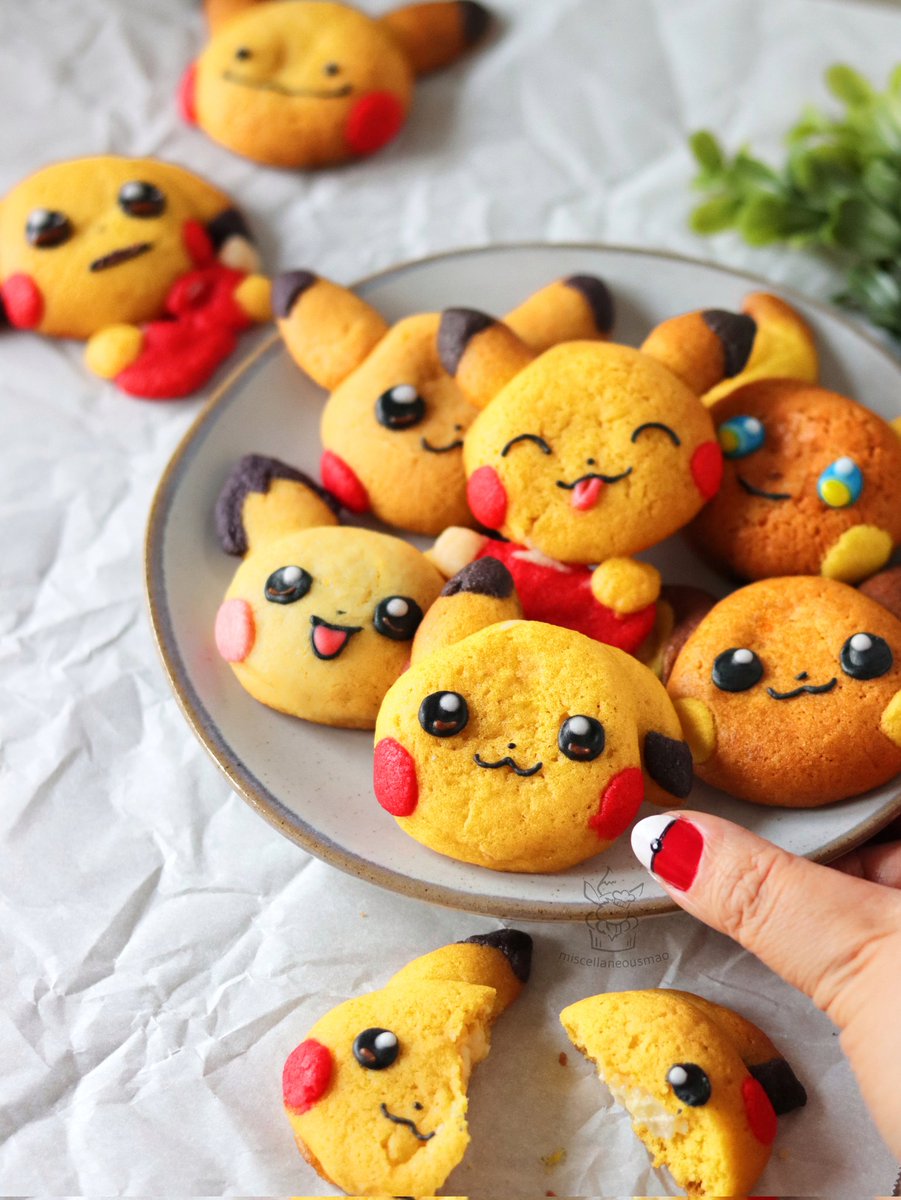 MiscMao's tweet photo. Shockingly cute Raichu cookies, two ways! 🧡⚡ ...and maybe an imposter or two? 👀
#pokemoncookies #pikachu #raichu https://t.co/3lfOO3L7kj