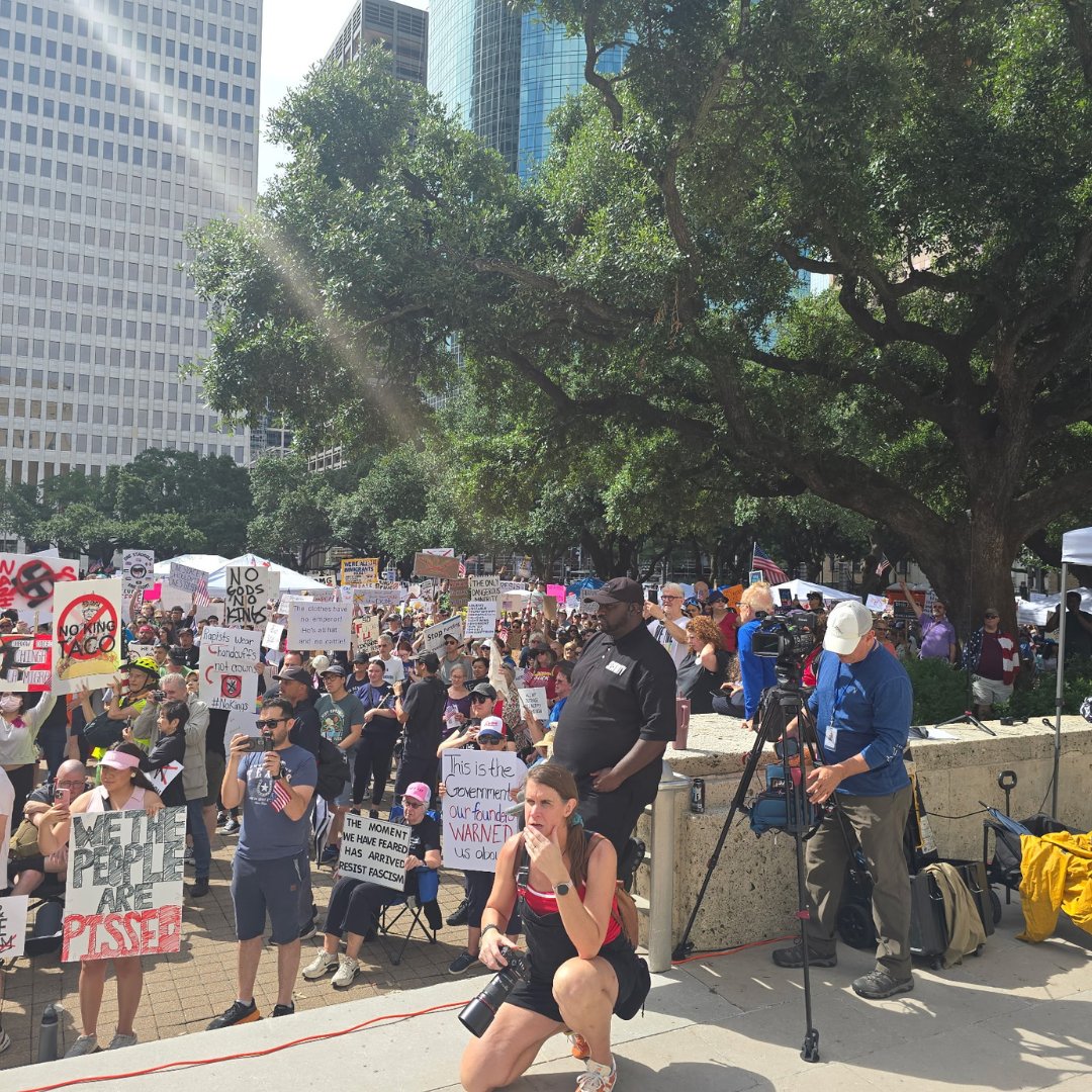 CorishaForTexas's tweet photo. HOUSTON showed OUT. We pulled up to protest because we’re done with dictatorship cosplay. This is our democracy and it doesn't include a throne room. 🫡👑 #NoKings #CorishaForCongress #TX18 #ByeFeliciaPolitics https://t.co/cVJo3feio4