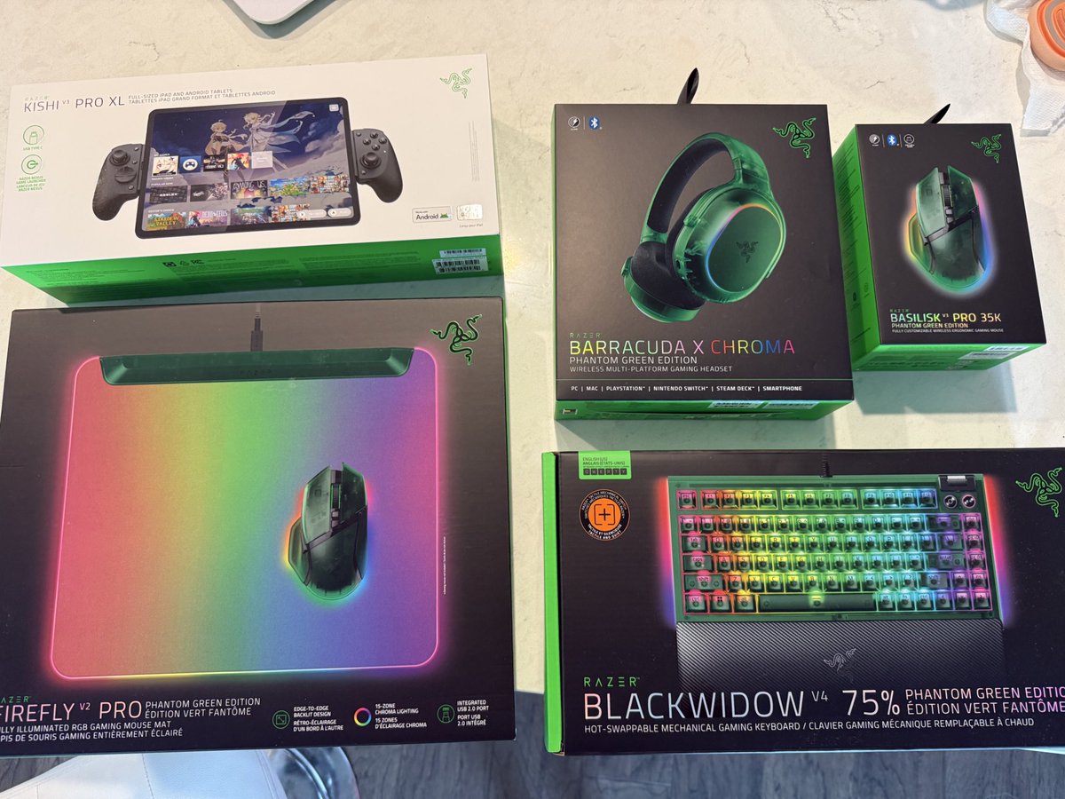 This is the craziest care package ever.. 🥳

thank you <a href="/Razer/">R Λ Z Ξ R</a> for sending me the Razer Phantom Green Edition and the Kishi V3 Pro XL. Can’t wait to elevate my gaming setup with all of these new goodies 💚