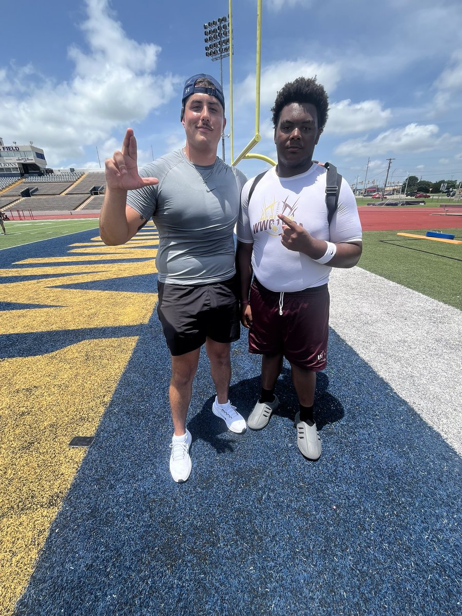 EthanSimpson76's tweet image. Had a great time in commerce thanks @LionsCoachEwart for the invite I had fun and had a great learning experience from a great coaching staff.
@Coach_LColvin @CoachJ_Fish @HHSRecruiting @StevenGreek1
@HHS_Coyote_FB @CoachSandoval12
