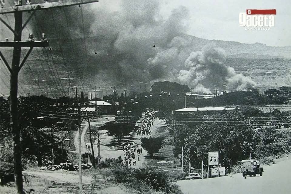 #Nicaragua
Ante las constantes derrotas, la furia del somocismo se desata con más represión y barbarie. Los ataques a civiles y bombardeos indiscriminados se intensifican.
#PLOMO19