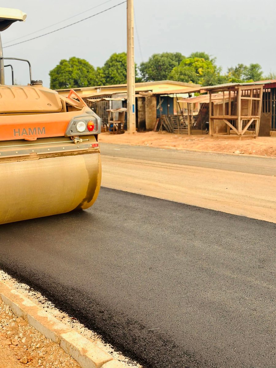 🇨🇮 Bitumage des voiries de la ville d'Odiėnnė.....
L'aventure continue........
La grande voie du quartier Yangaffissa pour le plus grand bonheur des populations .

(Odienne Flash Infos)