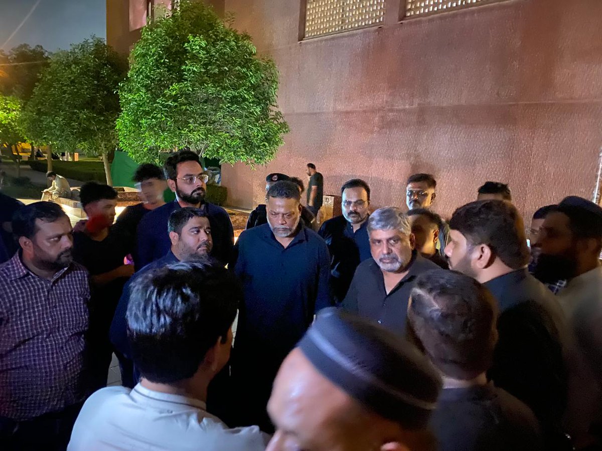 Dawood Khan (@dawoodk58814491) on Twitter photo ایم کیو ایم پاکستان کے سینئر مرکزی رہنماء انیس احمد قائمخانی نے رکن سندھ اسمبلی ریحان اکرم کی بیٹی کی عیادت کی اور
اس موقع پر اراکین سندھ اسمبلی فہیم پٹنی، شارق جمال، انجینئر عثمان، سی او سی اور اراکین سی او سی بھی موجود تھے
<a href="/MQMPKOfficial/">MQM Pakistan</a> <a href="/AnisMQM/">Anis Kaimkhani</a>
<a href="/RehanAkramMQMpk/">Rehan Akram</a> ایم کیو ایم پاکستان کے سینئر مرکزی رہنماء انیس احمد قائمخانی نے رکن سندھ اسمبلی ریحان اکرم کی بیٹی کی عیادت کی اور
اس موقع پر اراکین سندھ اسمبلی فہیم پٹنی، شارق جمال، انجینئر عثمان، سی او سی اور اراکین سی او سی بھی موجود تھے
<a href="/MQMPKOfficial/">MQM Pakistan</a> <a href="/AnisMQM/">Anis Kaimkhani</a>
<a href="/RehanAkramMQMpk/">Rehan Akram</a>